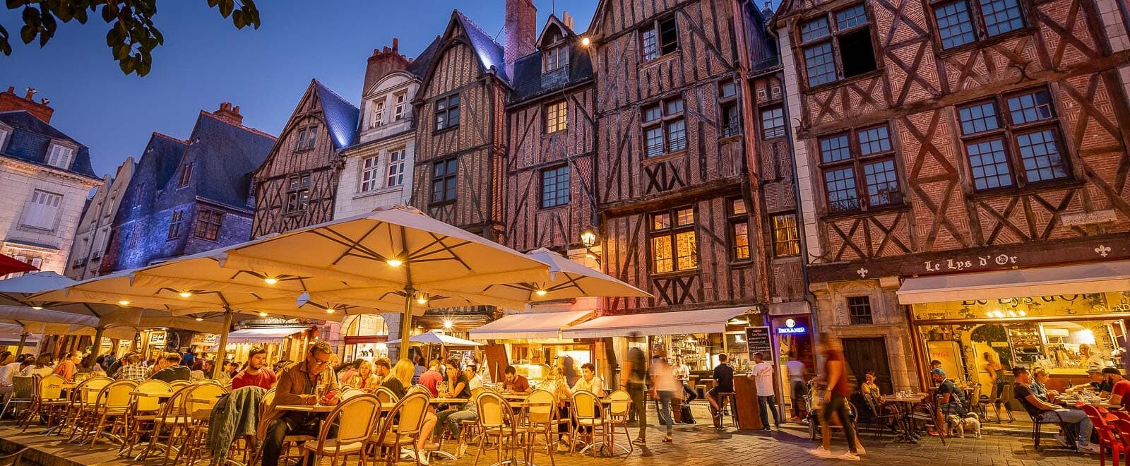 vue nocturne de la place palenceau de Tours et ses terrasses de restaurants