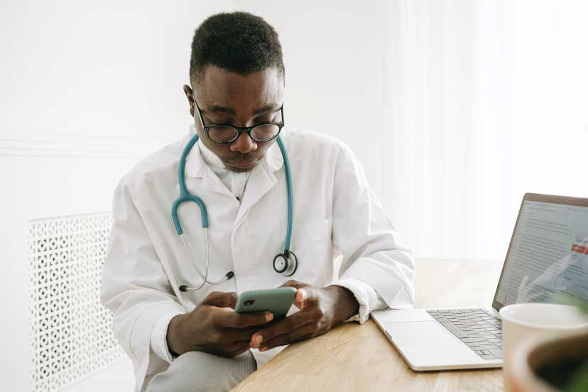 un médecin généraliste