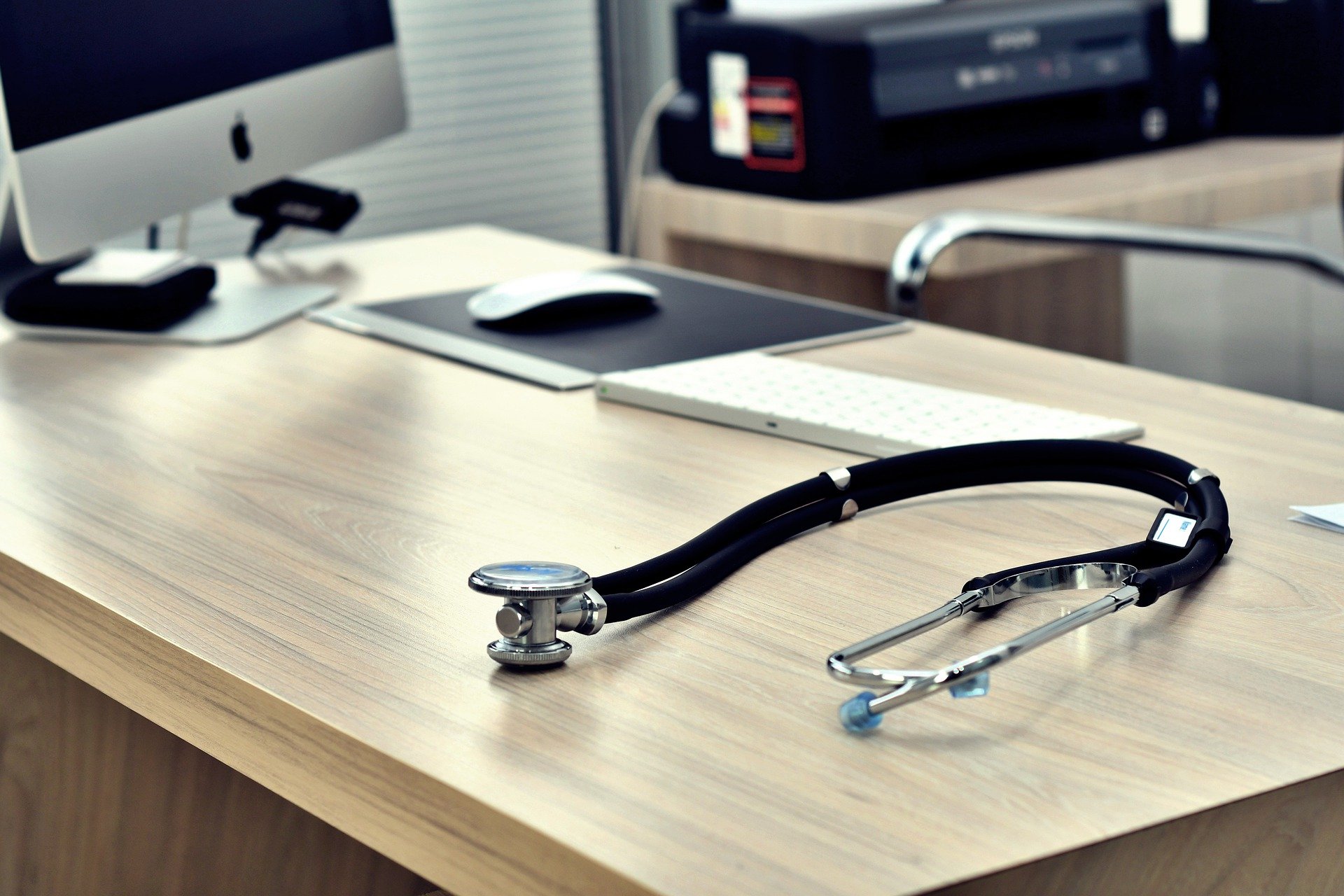 un stéthoscope posé sur le bureau d'un médecin de campagne