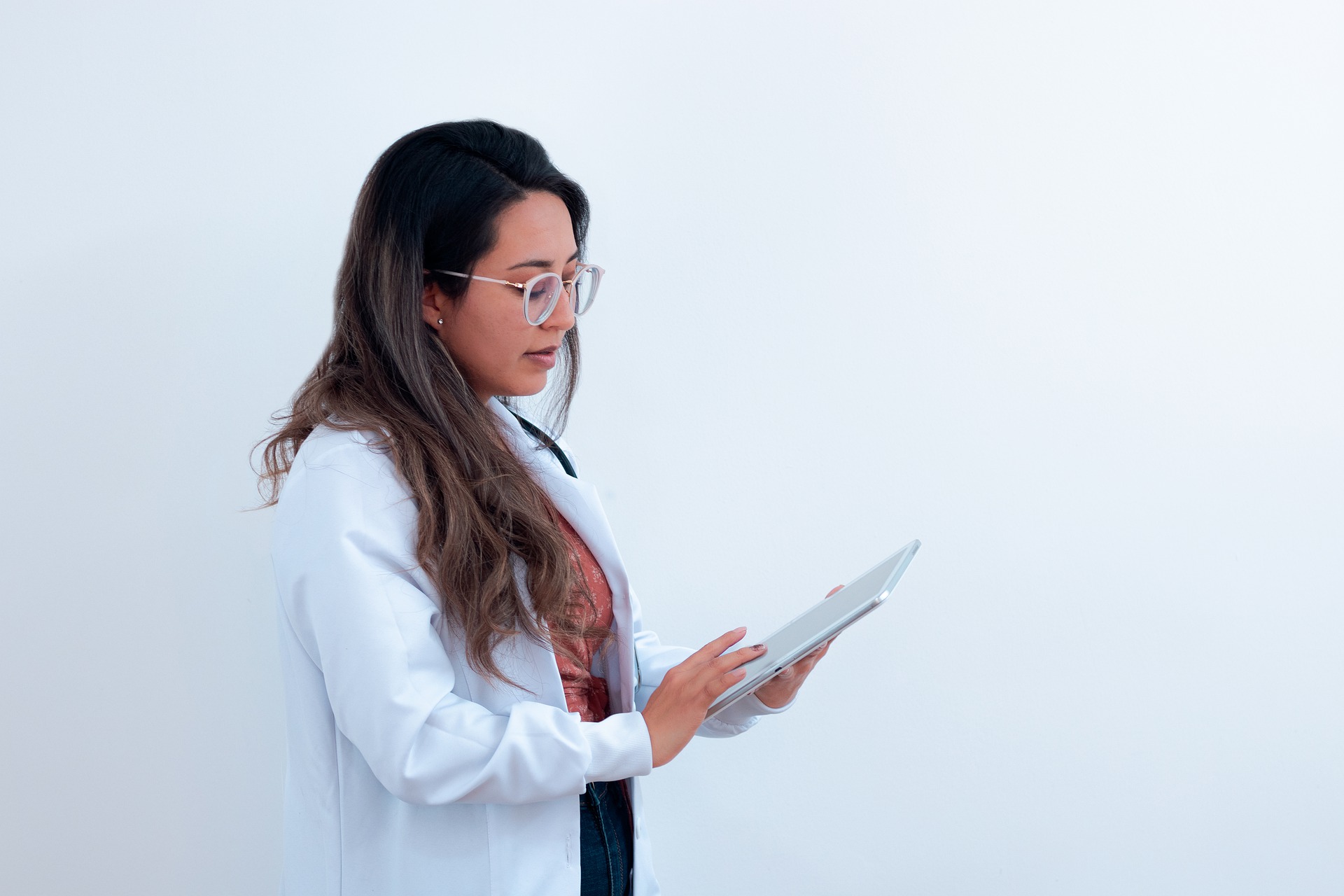 Un médecin généraliste libéral regardant sa tablette numérique