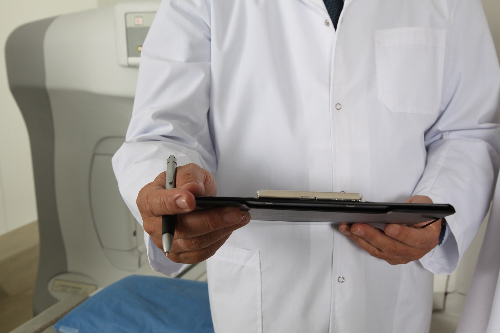 Un médecin libéral remplissant un dossier