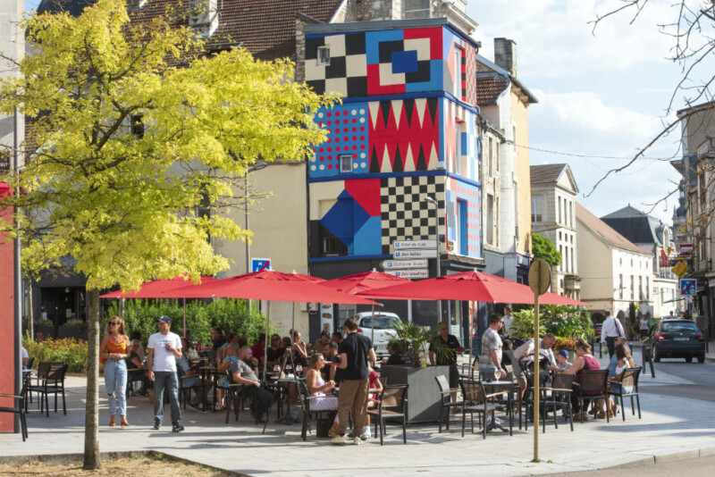 Cette œuvre de la graphiste Justine Figueiredo est la première d’un futur parcours graphique dans la ville de Chaumont.