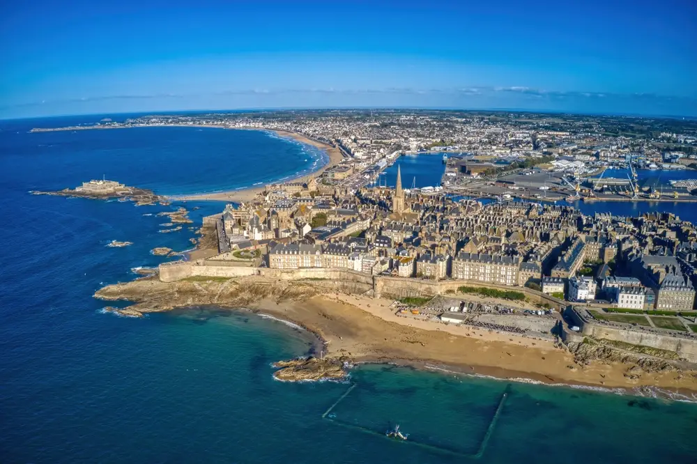 vue aérienne de Saint-Malo, illustrant l'article Vivre à Saint-Malo.