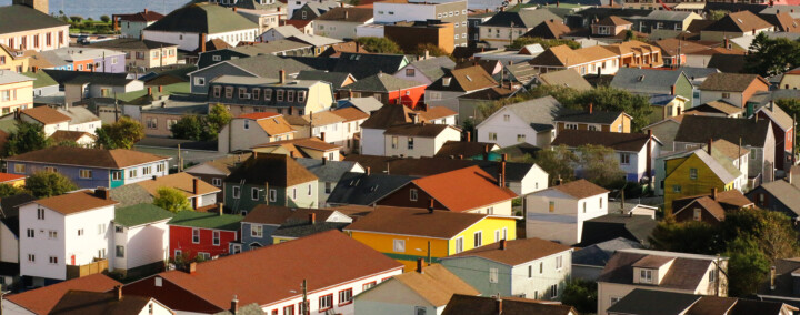 Vue aérienne de la ville de Saint-Pierre, à Saint-Pierre-et-Miquelon.