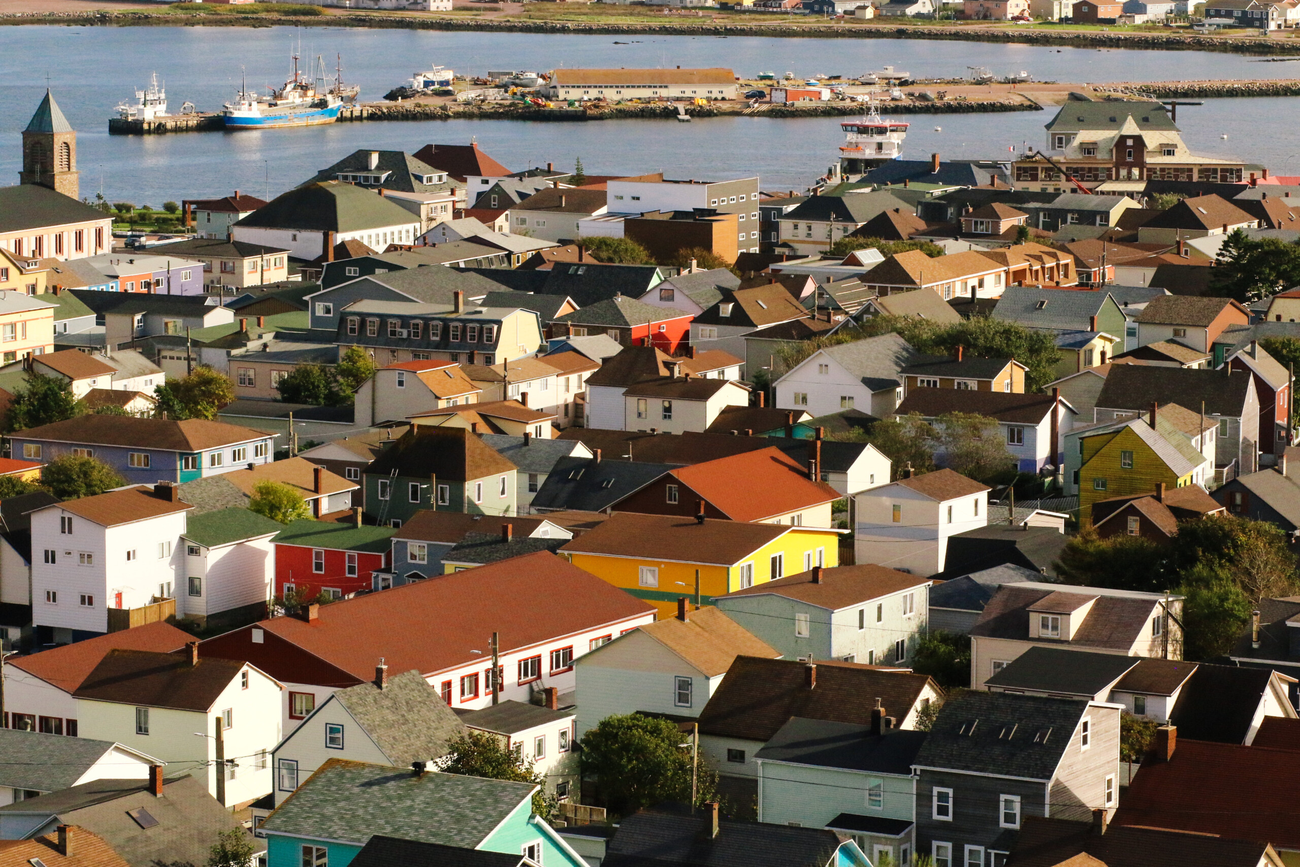 Vue aérienne de la ville de Saint-Pierre, à Saint-Pierre-et-Miquelon.